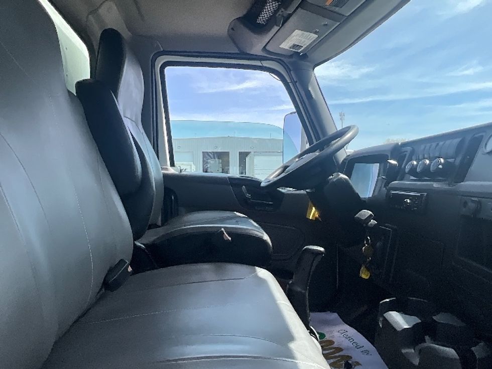 Medium Duty Box Truck-Light and Medium Duty Trucks-International-2020-MV607-Ottawa-ON-110,808\n\t\tkm-$ 64,000 - Image 21