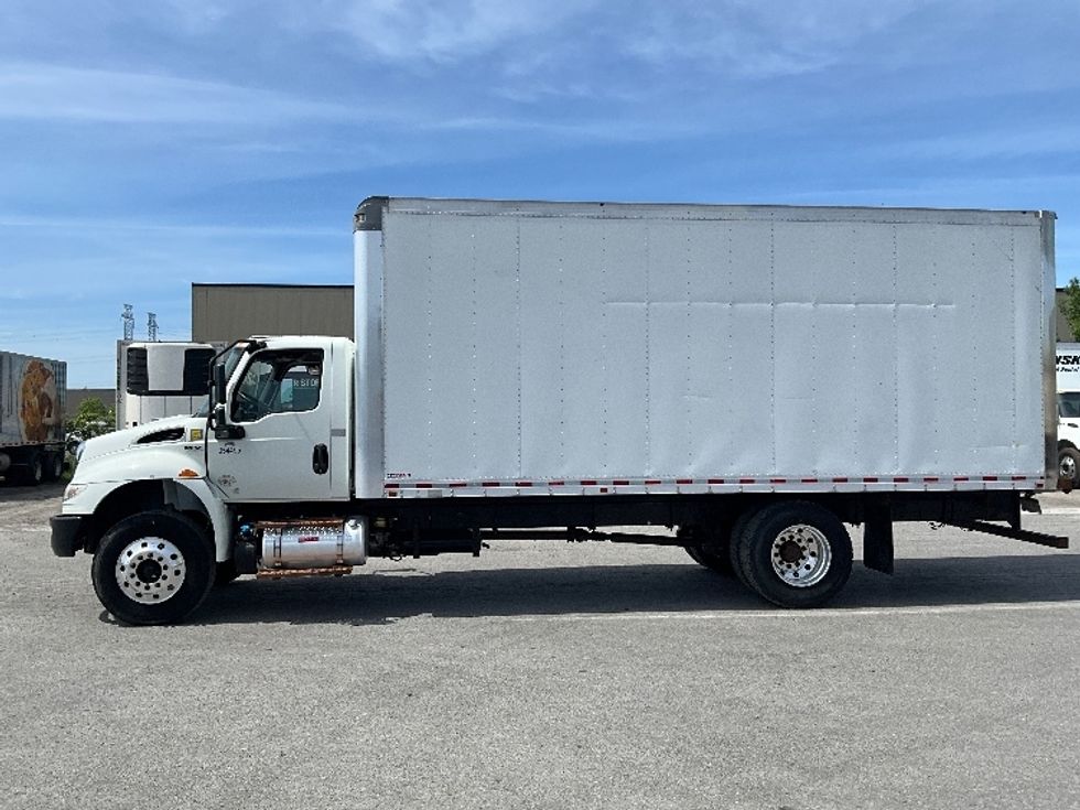 Medium Duty Box Truck-Light and Medium Duty Trucks-International-2020-MV607-Ottawa-ON-110,808\n\t\tkm-$ 64,000 - Image 4