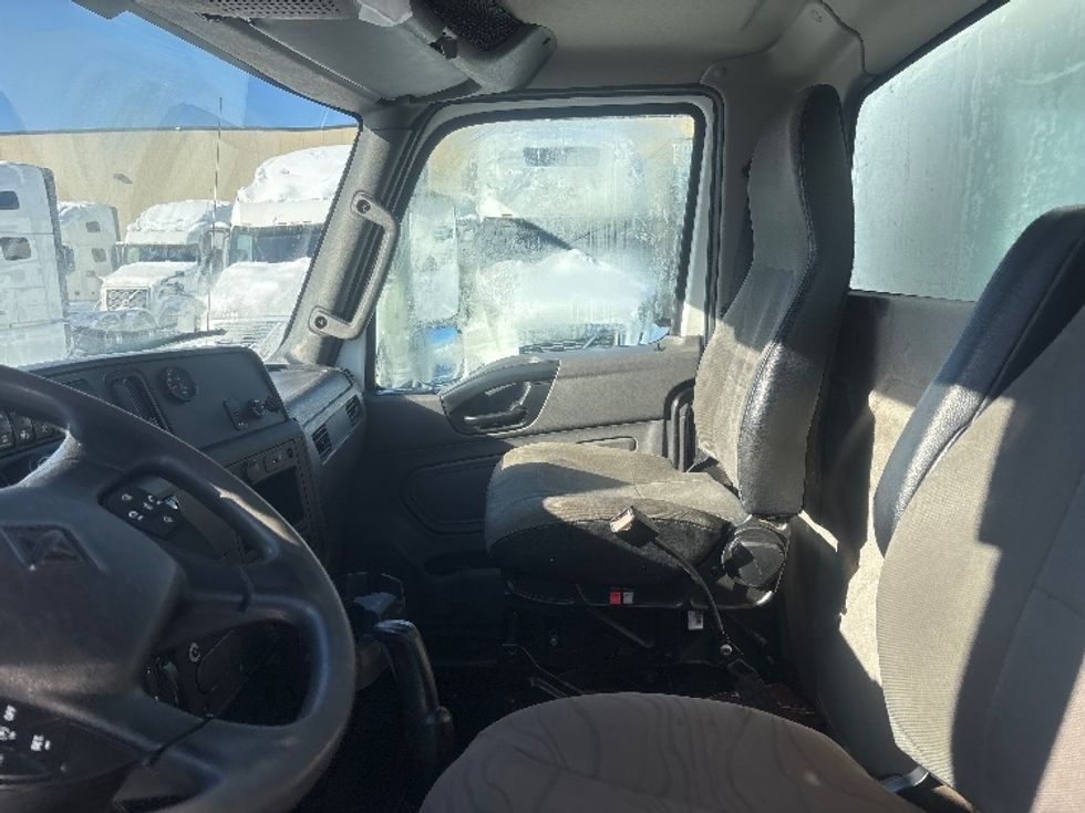 Medium Duty Box Truck-Light and Medium Duty Trucks-International-2020-MV607-Ottawa-ON-296,186\n\t\tkm-$ 47,750 - Image 17