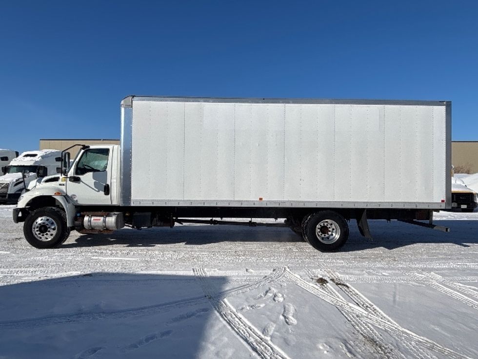 Medium Duty Box Truck-Light and Medium Duty Trucks-International-2020-MV607-Ottawa-ON-296,186\n\t\tkm-$ 47,750 - Image 4