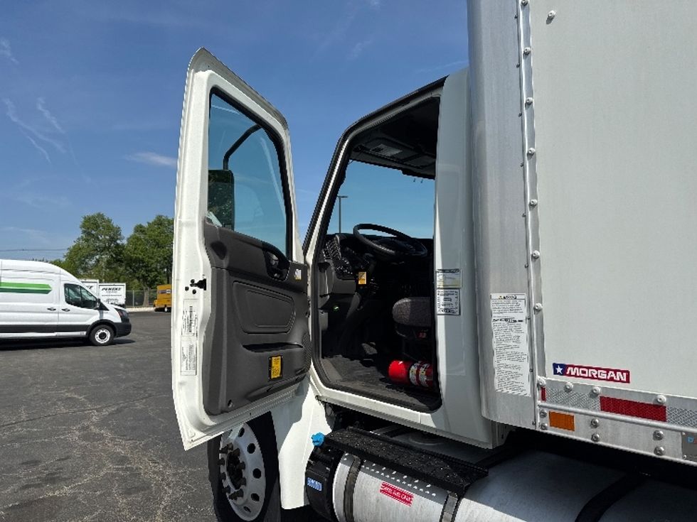 Medium Duty Box Truck-Light and Medium Duty Trucks-International-2020-MV607-Parsippany-NJ-72,650\n\t\tmiles-$ 57,250 - Image 15