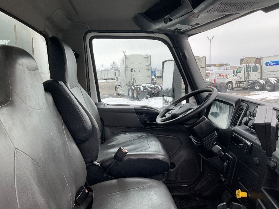 Medium Duty Box Truck-Light and Medium Duty Trucks-International-2020-MV607-Perrysburg-OH-215,472\n\t\tmiles-$ 40,250 - Image 17