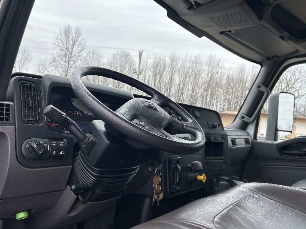 Medium Duty Box Truck-Light and Medium Duty Trucks-International-2020-MV607-Poplar Bluff-MO-141,263\n\t\tmiles-$ 56,000 - Image 17