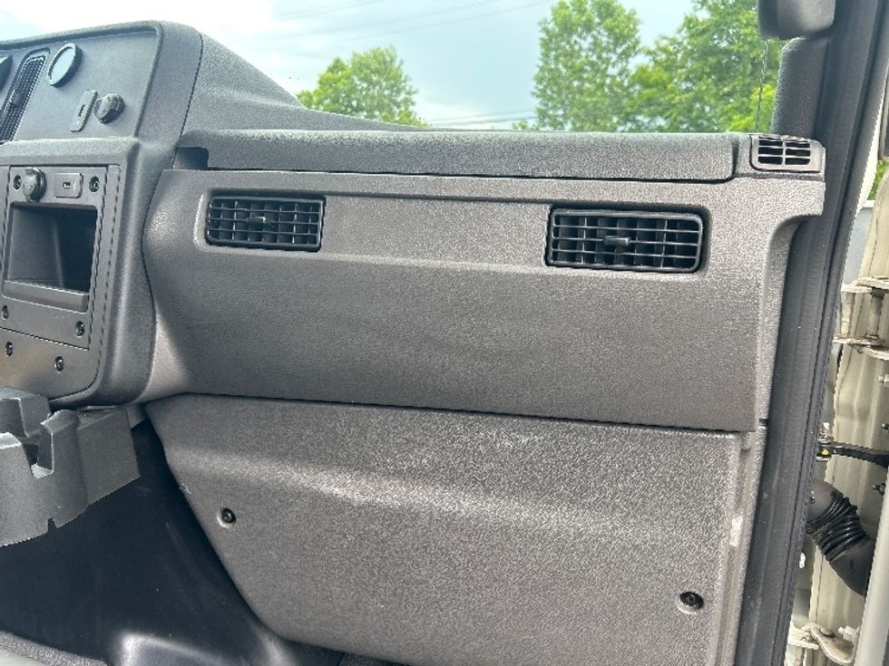 Medium Duty Box Truck-Light and Medium Duty Trucks-International-2020-MV607-Poplar Bluff-MO-61,184\n\t\tmiles-$ 63,500 - Image 21
