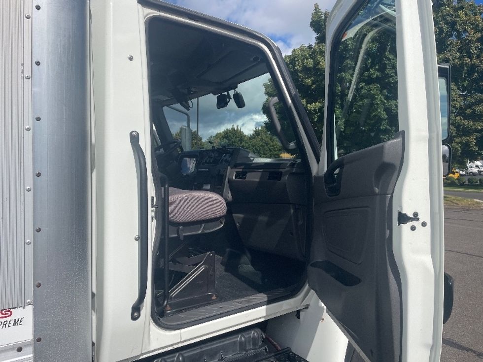 Medium Duty Box Truck-Light and Medium Duty Trucks-International-2020-MV607-Portland-OR-110,551\n\t\tmiles-$ 50,750 - Image 16