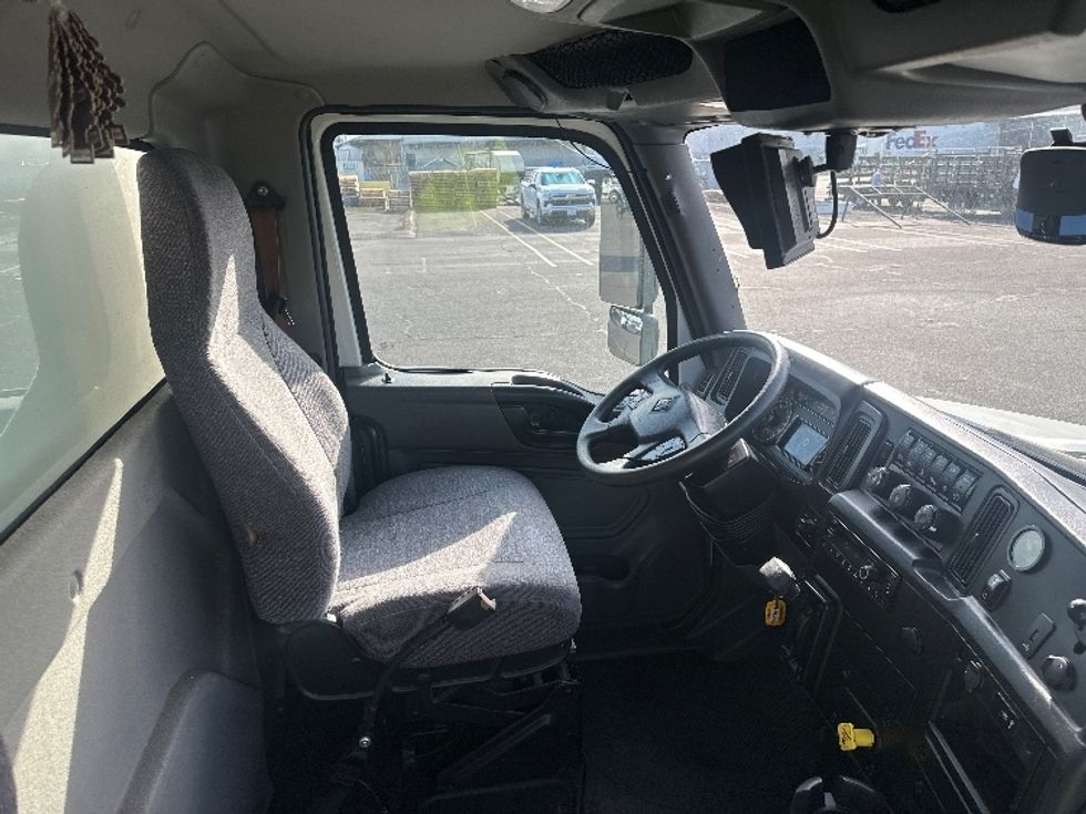 Medium Duty Box Truck-Light and Medium Duty Trucks-International-2020-MV607-Portland-OR-132,753\n\t\tmiles-$ 46,000 - Image 22