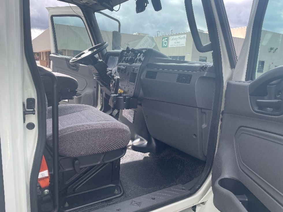 Medium Duty Box Truck-Light and Medium Duty Trucks-International-2020-MV607-Portland-OR-176,743\n\t\tmiles-$ 40,000 - Image 17