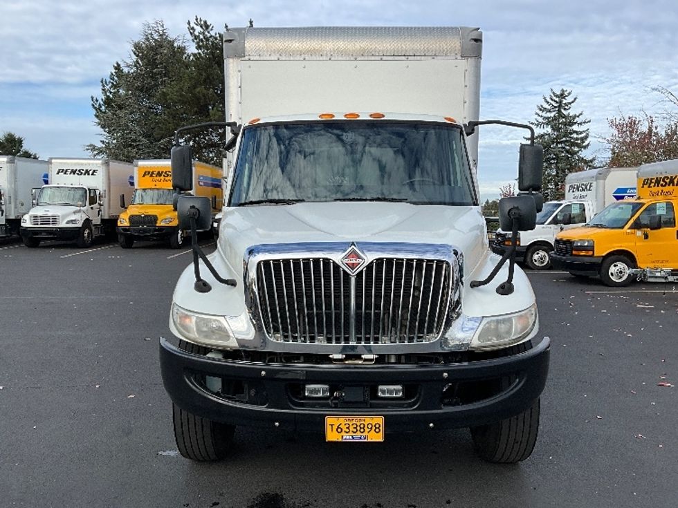 Medium Duty Box Truck-Light and Medium Duty Trucks-International-2020-MV607-Portland-OR-183,472\n\t\tmiles-$ 39,250 - Image 2