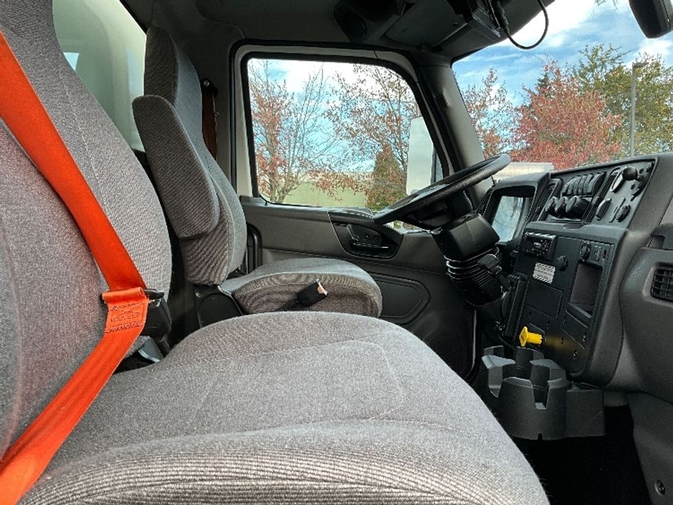 Medium Duty Box Truck-Light and Medium Duty Trucks-International-2020-MV607-Portland-OR-194,523\n\t\tmiles-$ 37,750 - Image 22