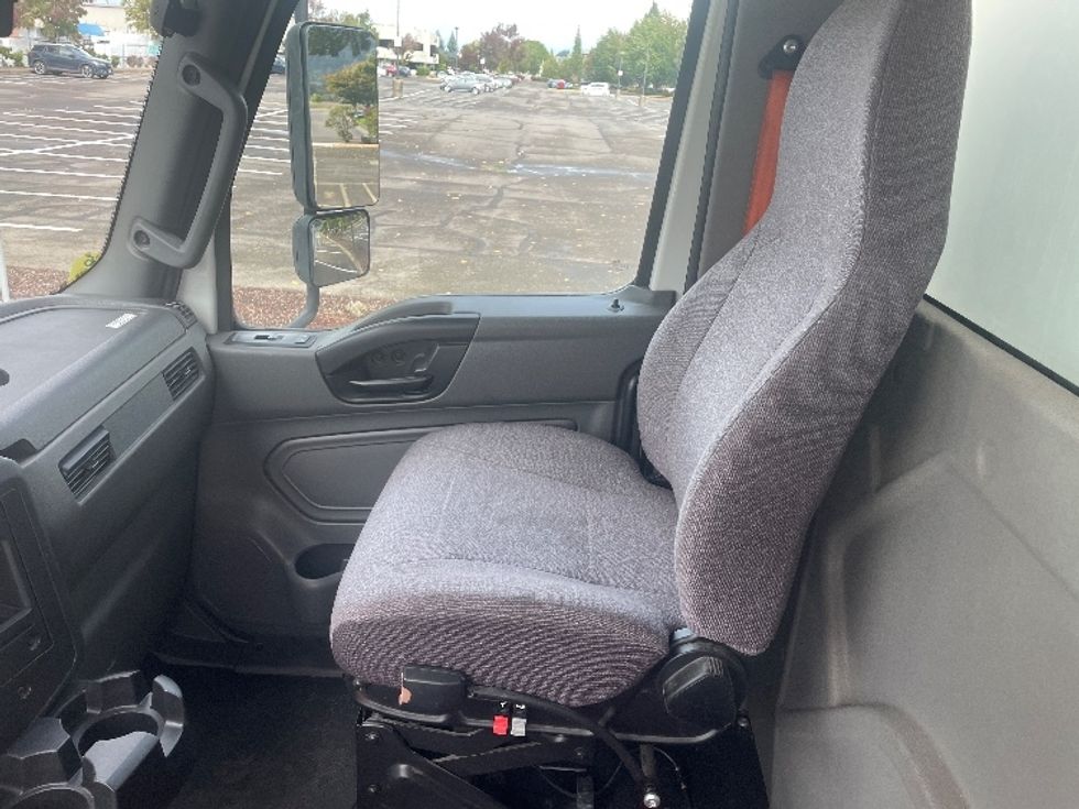 Medium Duty Box Truck-Light and Medium Duty Trucks-International-2020-MV607-Portland-OR-52,776\n\t\tmiles-$ 56,750 - Image 17