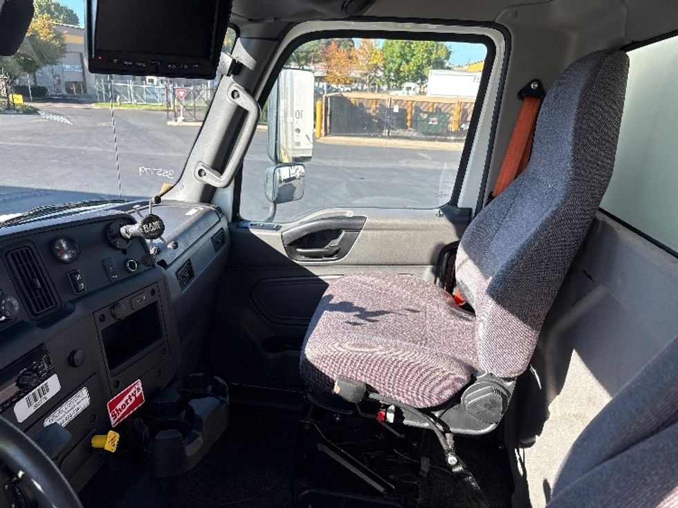 Medium Duty Box Truck-Light and Medium Duty Trucks-International-2020-MV607-Portland-OR-73,648\n\t\tmiles-$ 51,500 - Image 19