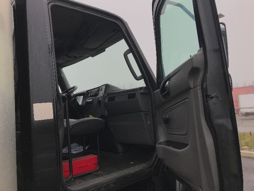 Medium Duty Box Truck-Light and Medium Duty Trucks-International-2020-MV607-Saint Laurent-PQ-146,231\n\t\tkm-$ 90,250 - Image 19