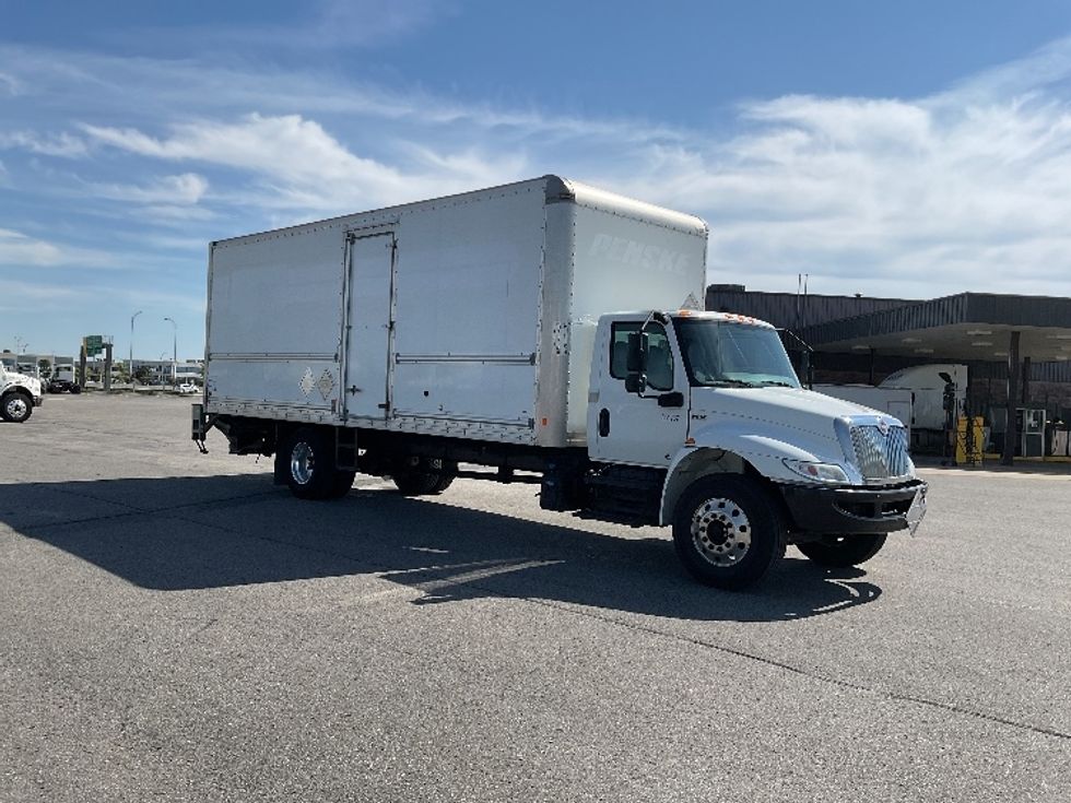 Medium Duty Box Truck-Light and Medium Duty Trucks-International-2020-MV607-Saint Laurent-PQ-181,710\n\t\tkm-$ 68,250 - Image 1