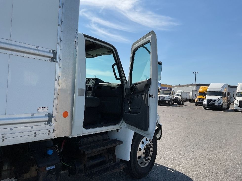 Medium Duty Box Truck-Light and Medium Duty Trucks-International-2020-MV607-Saint Laurent-PQ-181,710\n\t\tkm-$ 68,250 - Image 20