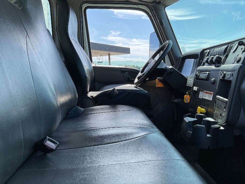 Medium Duty Box Truck-Light and Medium Duty Trucks-International-2020-MV607-Saint Laurent-PQ-181,710\n\t\tkm-$ 68,250 - Image 22