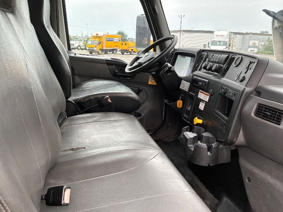 Medium Duty Box Truck-Light and Medium Duty Trucks-International-2020-MV607-Saint Laurent-PQ-226,394\n\t\tkm-$ 56,750 - Image 21
