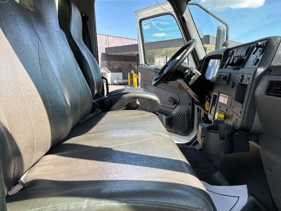 Medium Duty Box Truck-Light and Medium Duty Trucks-International-2020-MV607-Saint Laurent-PQ-235,565\n\t\tkm-$ 55,750 - Image 22