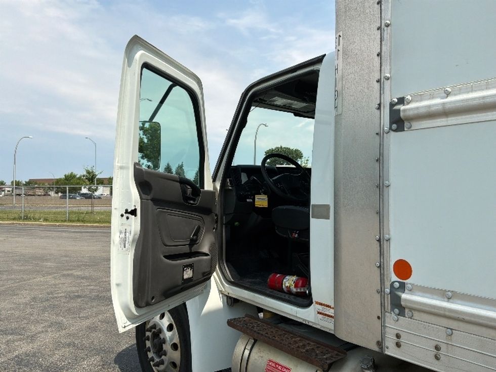 Medium Duty Box Truck-Light and Medium Duty Trucks-International-2020-MV607-Saint Laurent-PQ-281,463\n\t\tkm-$ 50,250 - Image 16
