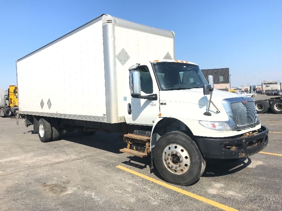 Medium Duty Box Truck-Light and Medium Duty Trucks-International-2020-MV607-Saint Laurent-PQ-420,756\n\t\tkm-$ 36,750 - Image 1