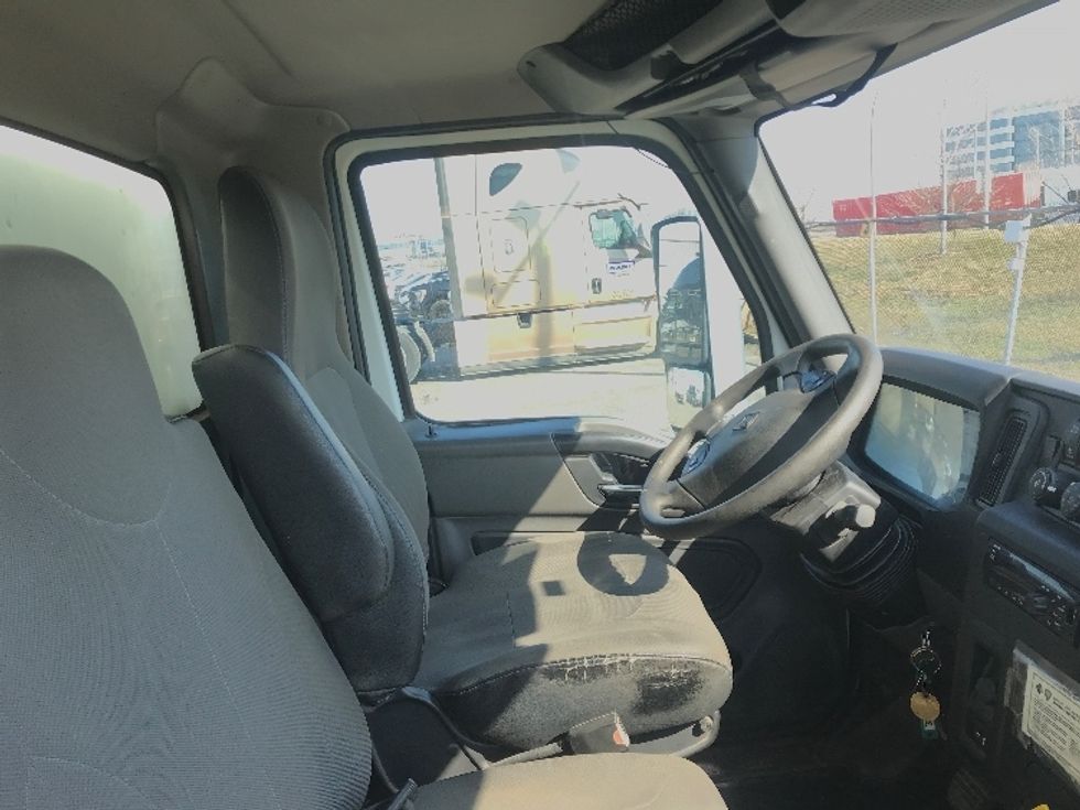 Medium Duty Box Truck-Light and Medium Duty Trucks-International-2020-MV607-Saint Laurent-PQ-420,756\n\t\tkm-$ 36,750 - Image 22