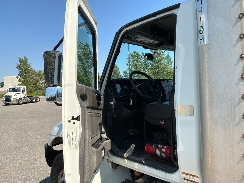 Medium Duty Box Truck-Light and Medium Duty Trucks-International-2020-MV607-Ste-Foy-PQ-217,584\n\t\tkm-$ 51,750 - Image 16