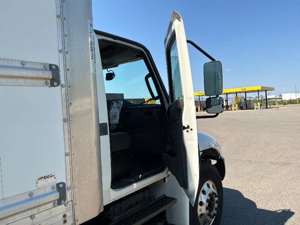 Medium Duty Box Truck-Light and Medium Duty Trucks-International-2020-MV607-Ste-Foy-PQ-217,584\n\t\tkm-$ 51,750 - Image 20