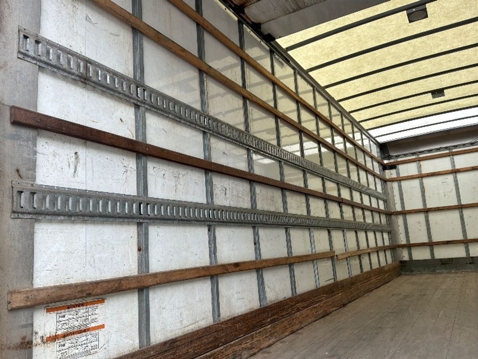 Medium Duty Box Truck-Light and Medium Duty Trucks-International-2020-MV607-Ste-Foy-PQ-240,958\n\t\tkm-$ 49,750 - Image 11