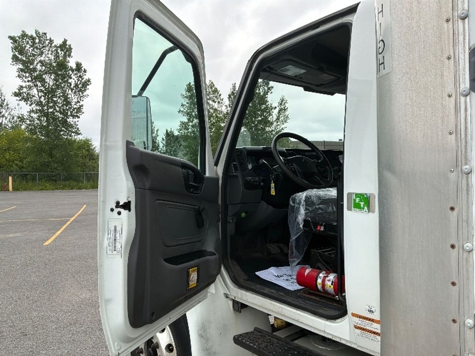 Medium Duty Box Truck-Light and Medium Duty Trucks-International-2020-MV607-Ste-Foy-PQ-240,958\n\t\tkm-$ 49,750 - Image 16