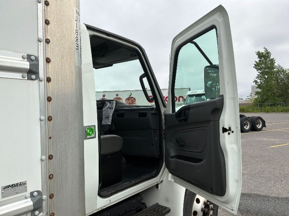 Medium Duty Box Truck-Light and Medium Duty Trucks-International-2020-MV607-Ste-Foy-PQ-240,958\n\t\tkm-$ 49,750 - Image 20