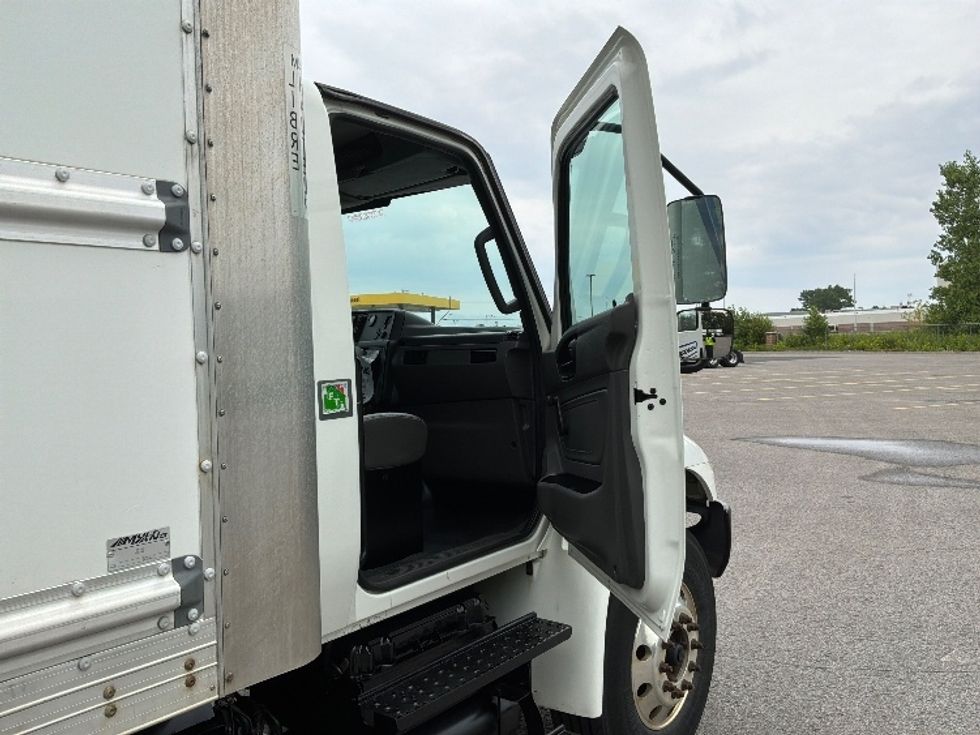 Medium Duty Box Truck-Light and Medium Duty Trucks-International-2020-MV607-Ste-Foy-PQ-245,209\n\t\tkm-$ 54,750 - Image 20