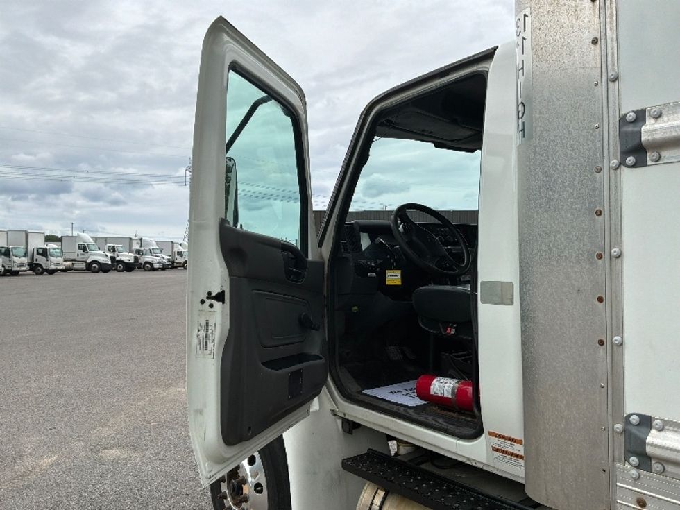 Medium Duty Box Truck-Light and Medium Duty Trucks-International-2020-MV607-Ste-Foy-PQ-282,546\n\t\tkm-$ 46,250 - Image 16