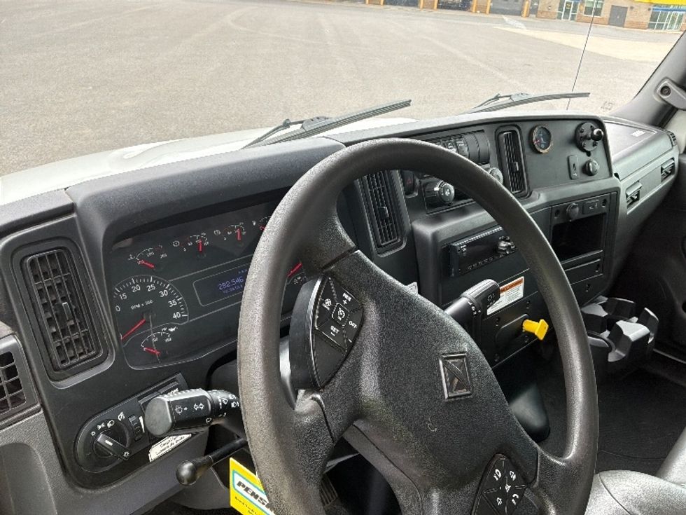 Medium Duty Box Truck-Light and Medium Duty Trucks-International-2020-MV607-Ste-Foy-PQ-282,546\n\t\tkm-$ 46,250 - Image 18