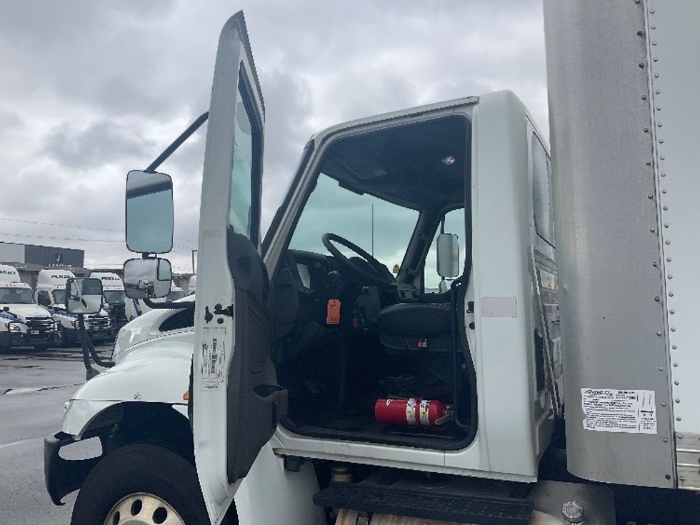 Medium Duty Box Truck-Light and Medium Duty Trucks-International-2020-MV607-Stoney Creek-ON-462,448\n\t\tkm-$ 28,250 - Image 16