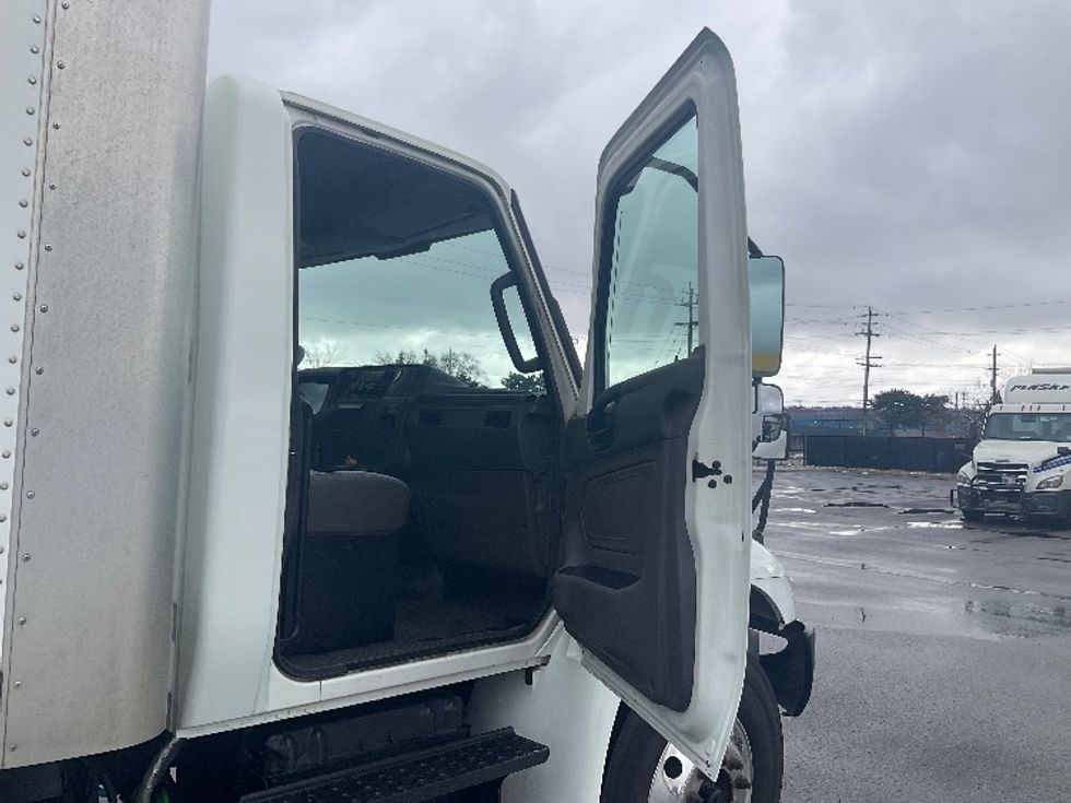 Medium Duty Box Truck-Light and Medium Duty Trucks-International-2020-MV607-Stoney Creek-ON-462,448\n\t\tkm-$ 28,250 - Image 18