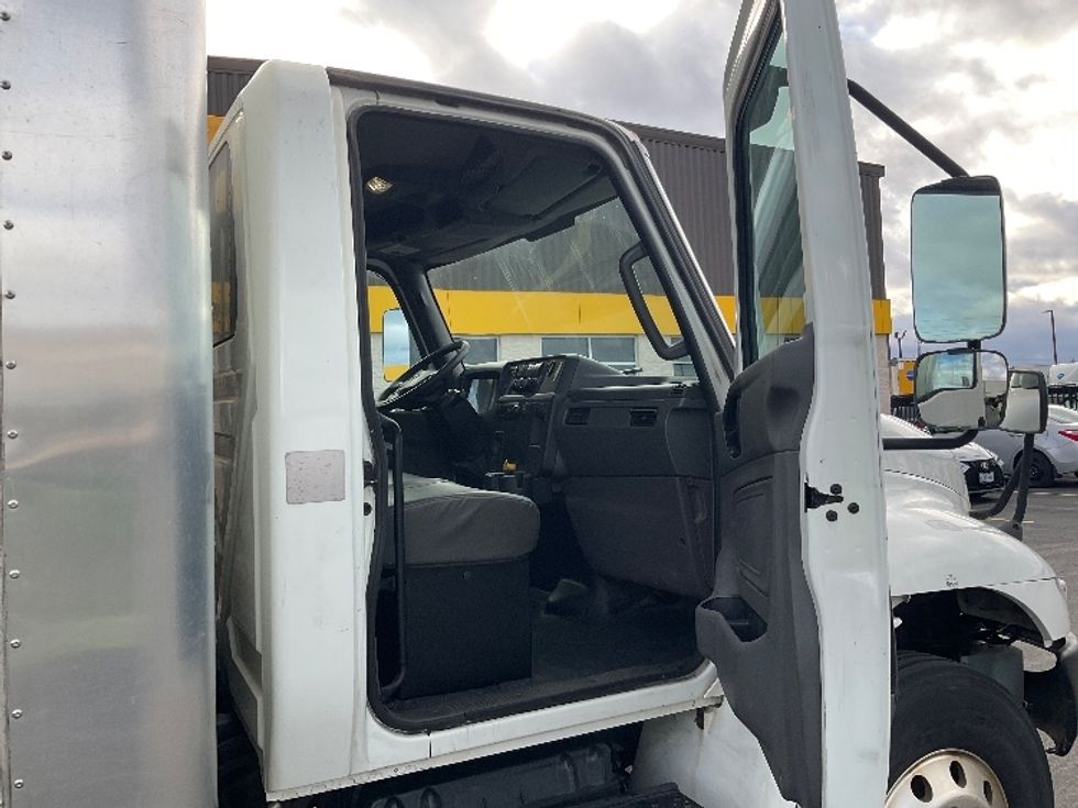 Medium Duty Box Truck-Light and Medium Duty Trucks-International-2020-MV607-Stoney Creek-ON-550,287\n\t\tkm-$ 25,750 - Image 19