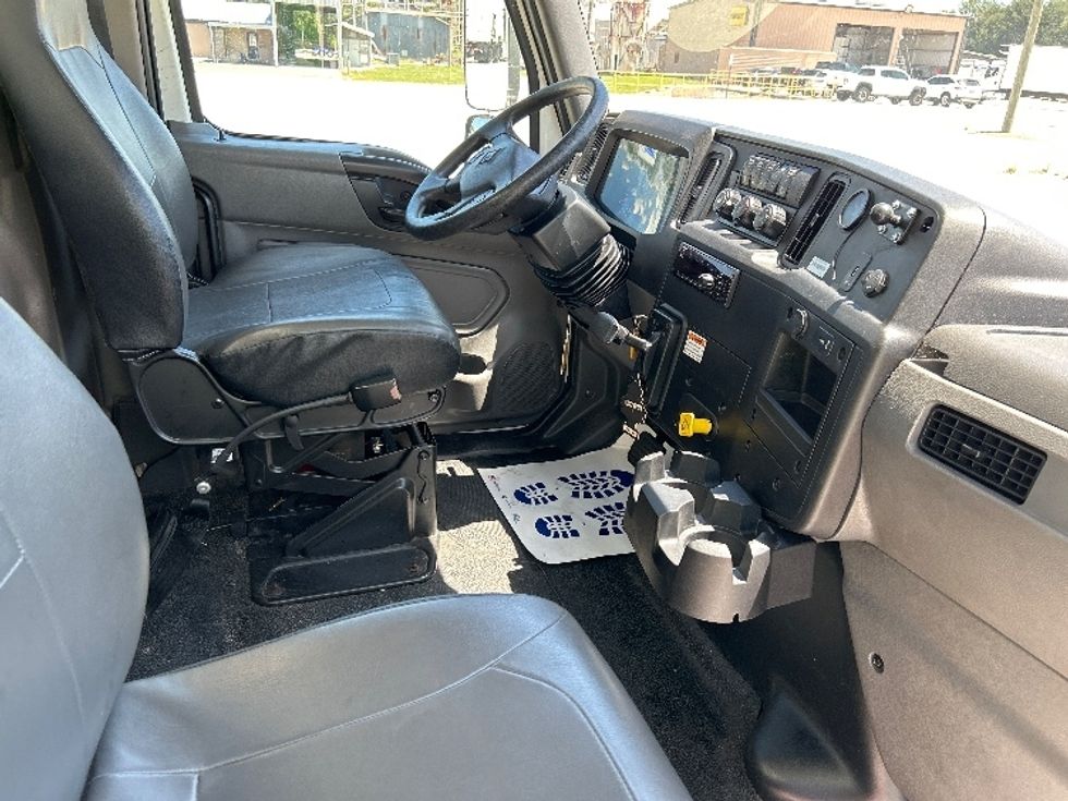 Medium Duty Box Truck-Light and Medium Duty Trucks-International-2020-MV607-Tampa-FL-205,094\n\t\tmiles-$ 53,250 - Image 22