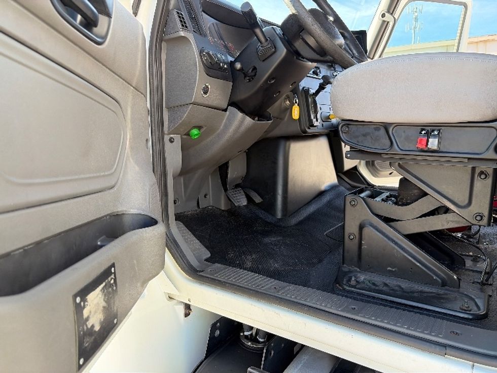 Medium Duty Box Truck-Light and Medium Duty Trucks-International-2020-MV607-Tampa-FL-431,529\n\t\tmiles-$ 22,500 - Image 16