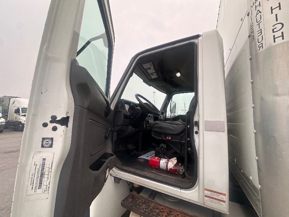 Medium Duty Box Truck-Light and Medium Duty Trucks-International-2020-MV607-Toronto-ON-304,430\n\t\tkm-$ 46,500 - Image 16