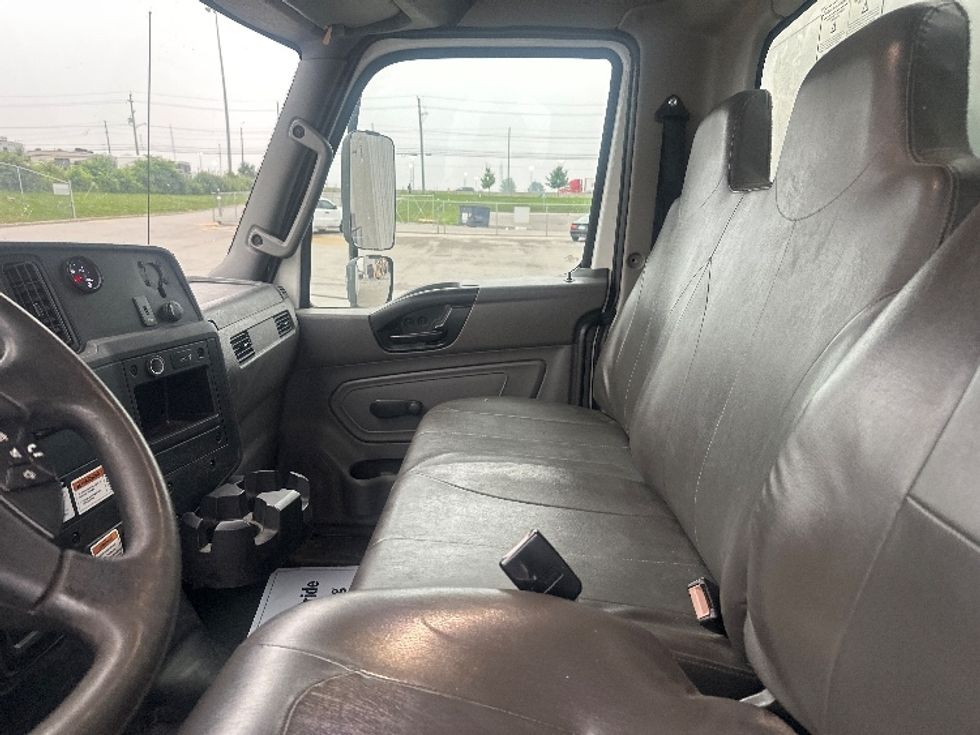 Medium Duty Box Truck-Light and Medium Duty Trucks-International-2020-MV607-Toronto-ON-304,430\n\t\tkm-$ 46,500 - Image 19