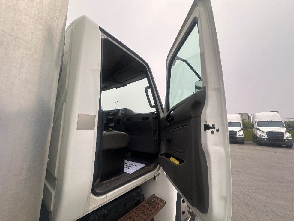 Medium Duty Box Truck-Light and Medium Duty Trucks-International-2020-MV607-Toronto-ON-304,430\n\t\tkm-$ 46,500 - Image 20