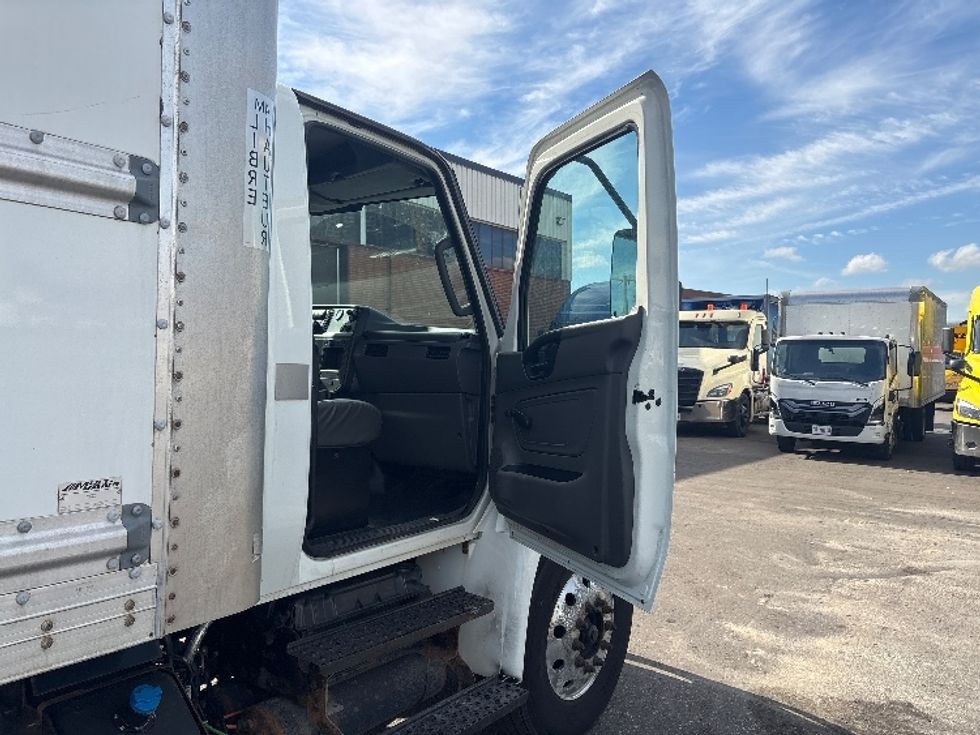 Medium Duty Box Truck-Light and Medium Duty Trucks-International-2020-MV607-Toronto-ON-354,622\n\t\tkm-$ 44,750 - Image 20