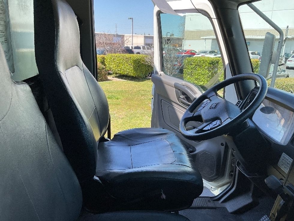Medium Duty Box Truck-Light and Medium Duty Trucks-International-2020-MV607-Torrance-CA-137,974\n\t\tmiles-$ 61,250 - Image 21