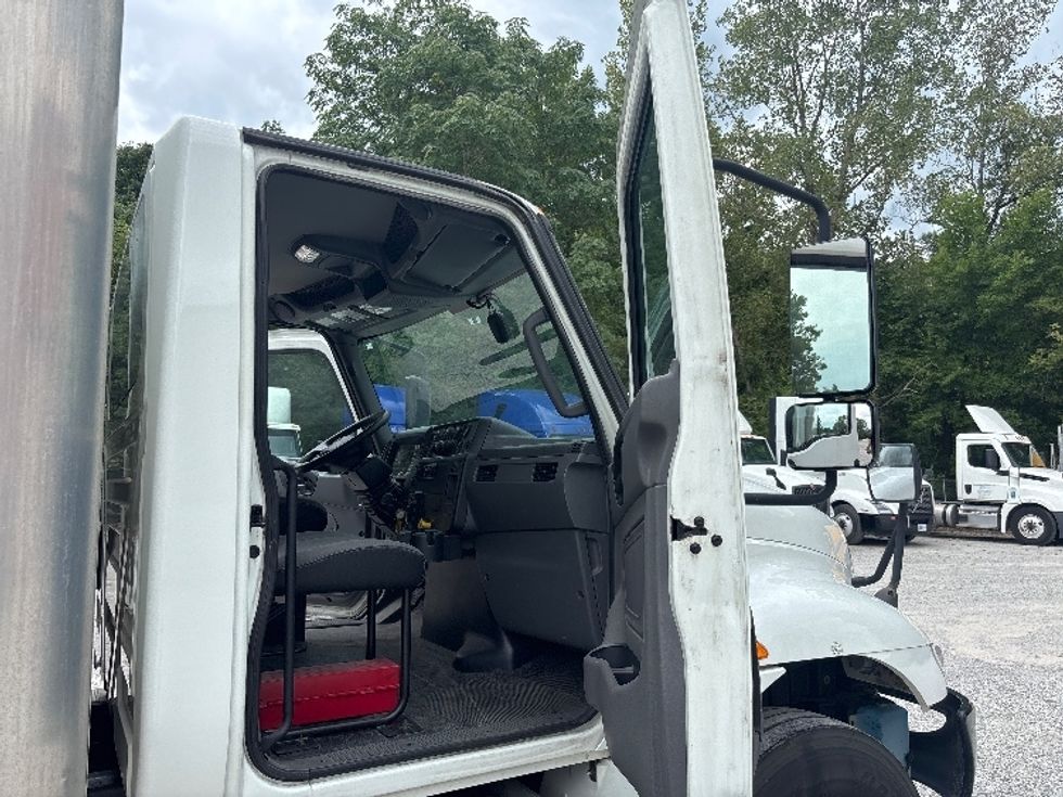 Medium Duty Box Truck-Light and Medium Duty Trucks-International-2020-MV607-Valparaiso-IN-144,620\n\t\tmiles-$ 41,250 - Image 19