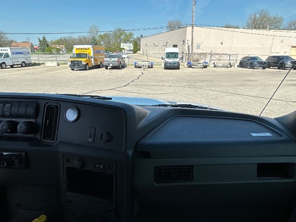 Medium Duty Box Truck-Light and Medium Duty Trucks-International-2020-MV607-Warren-MI-196,578\n\t\tmiles-$ 43,750 - Image 18