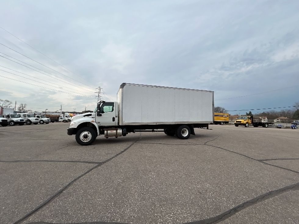 Medium Duty Box Truck-Light and Medium Duty Trucks-International-2020-MV607-Warren-MI-221,430\n\t\tmiles-$ 33,750 - Image 4