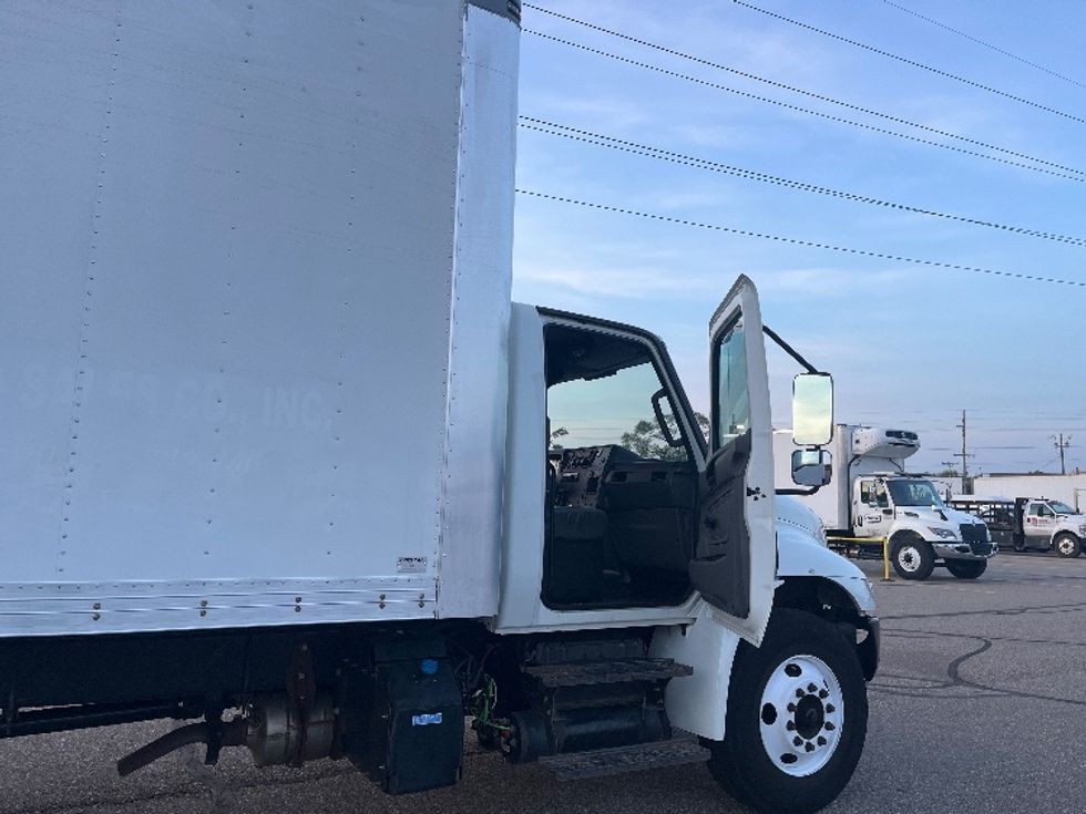 Medium Duty Box Truck-Light and Medium Duty Trucks-International-2020-MV607-Warren-MI-222,795\n\t\tmiles-$ 37,750 - Image 20