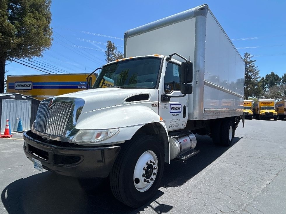 Medium Duty Box Truck-Light and Medium Duty Trucks-International-2020-MV607-West Sacramento-CA-120,216\n\t\tmiles-$ 53,250 - Image 3