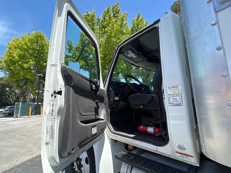 Medium Duty Box Truck-Light and Medium Duty Trucks-International-2020-MV607-West Sacramento-CA-120,216\n\t\tmiles-$ 53,250 - Image 16