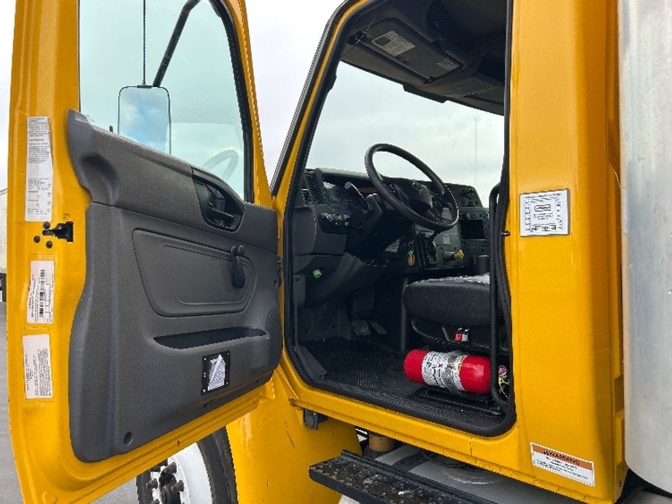 Medium Duty Box Truck-Light and Medium Duty Trucks-International-2020-MV607-West Sacramento-CA-137,287\n\t\tmiles-$ 55,750 - Image 16