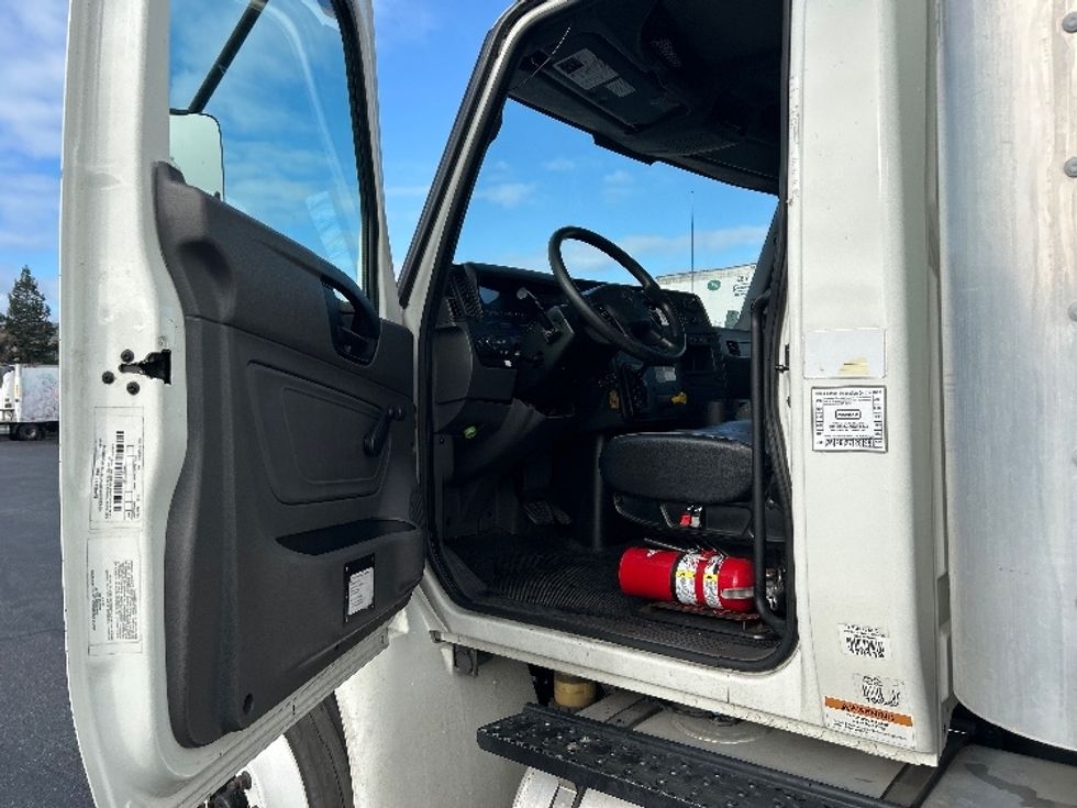 Medium Duty Box Truck-Light and Medium Duty Trucks-International-2020-MV607-West Sacramento-CA-137,335\n\t\tmiles-$ 48,750 - Image 26